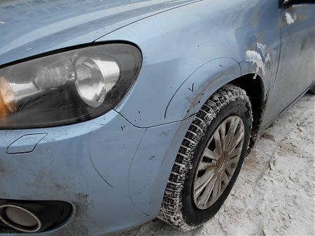 Повреждения на переднем крыле и бампере Volkswagen Golf